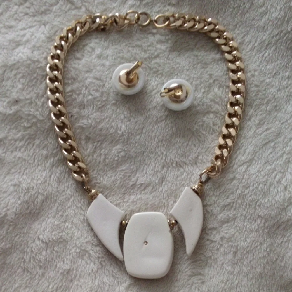 VINTAGE Elegant Gold and White Necklace Set W/ MATCHING CLIP ON EARINGS